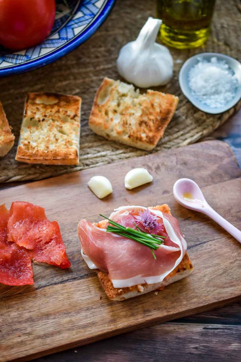 Pan con Tomate mit Serano Schinken, Brot mit Tomate, Knoblauch und Olivenöl