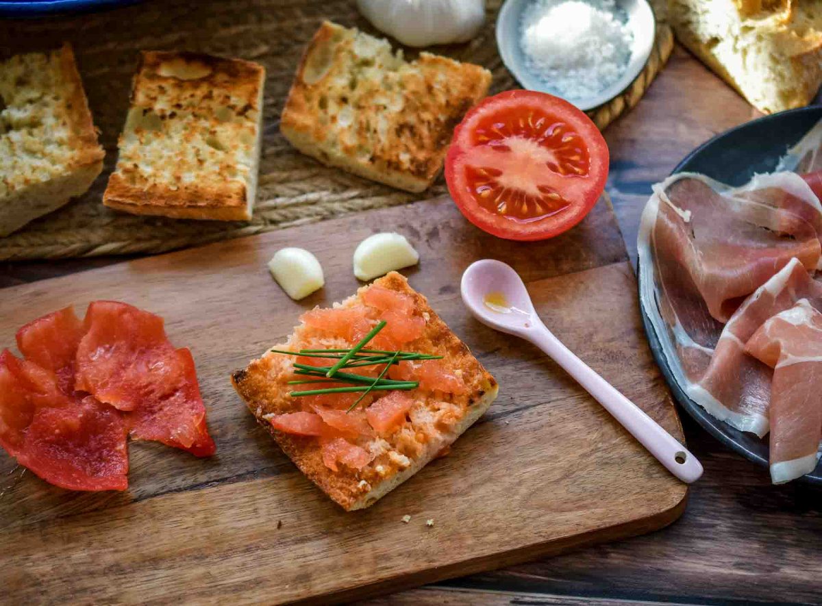 Pan con Tomate mit Knoblauch, Olivenöl und Schnittlauch
