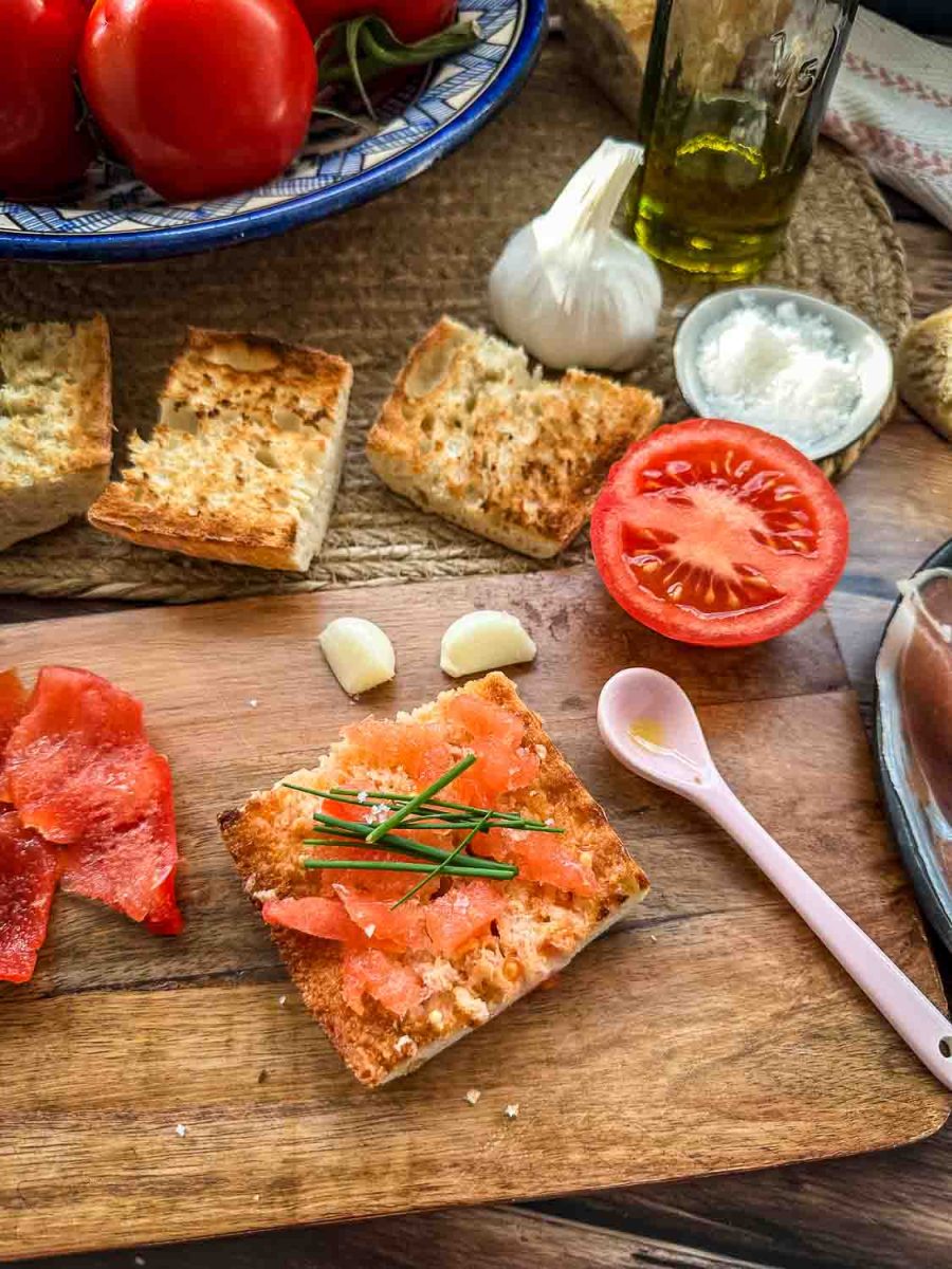 Pan con Tomate mit Knoblauch, Olivenöl und Schnittlauch