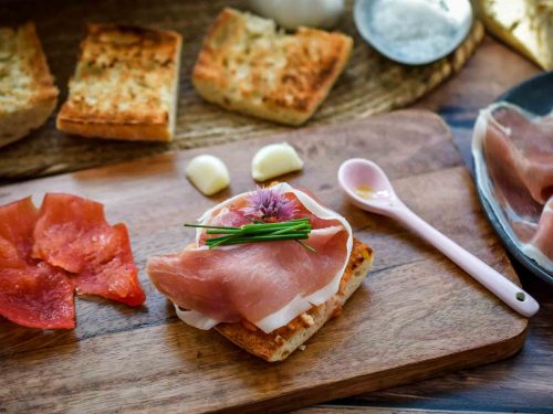 Pan con Tomate mit Serano Schinken, Brot mit Tomate, Knoblauch