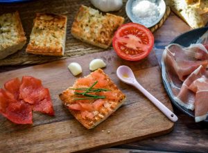 Pan con Tomate mit Knoblauch, Olivenöl und Schnittlauch