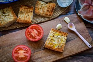 geröstetes Weißbrot mit Olivenöl und Tomate