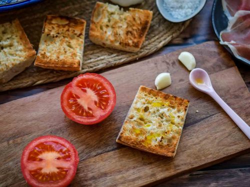 geröstetes Weißbrot mit Olivenöl und Tomate