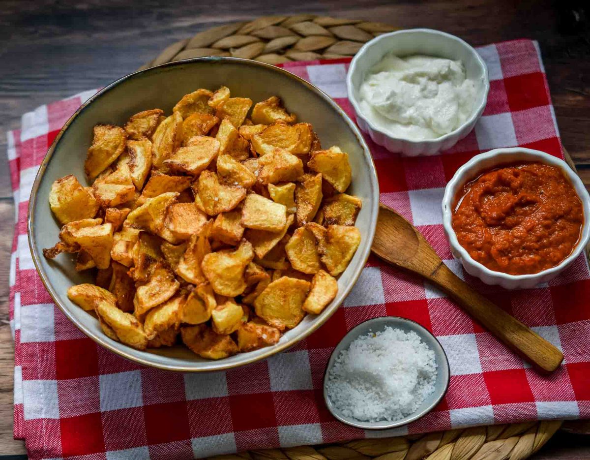 Patatas Bravas Rezept, frittiere Kartoffeln mit Bravas Sauce und Aioli