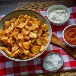 Patatas Bravas Rezept, frittiere Kartoffeln mit Bravas Sauce und Aioli