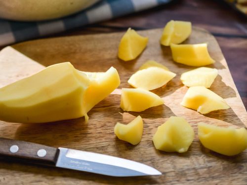 Kartoffeln in Stücke schneiden