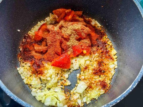 Zwiebeln mit Paprika, Knoblauch anbraten