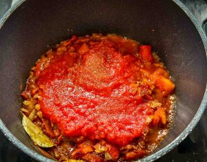 Tomaten mit Zwiebeln und Paprika kochen