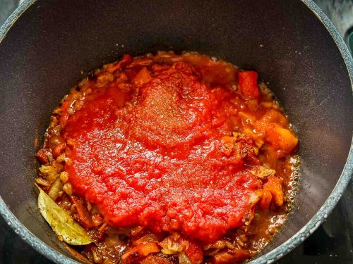 Tomaten mit Zwiebeln und Paprika kochen