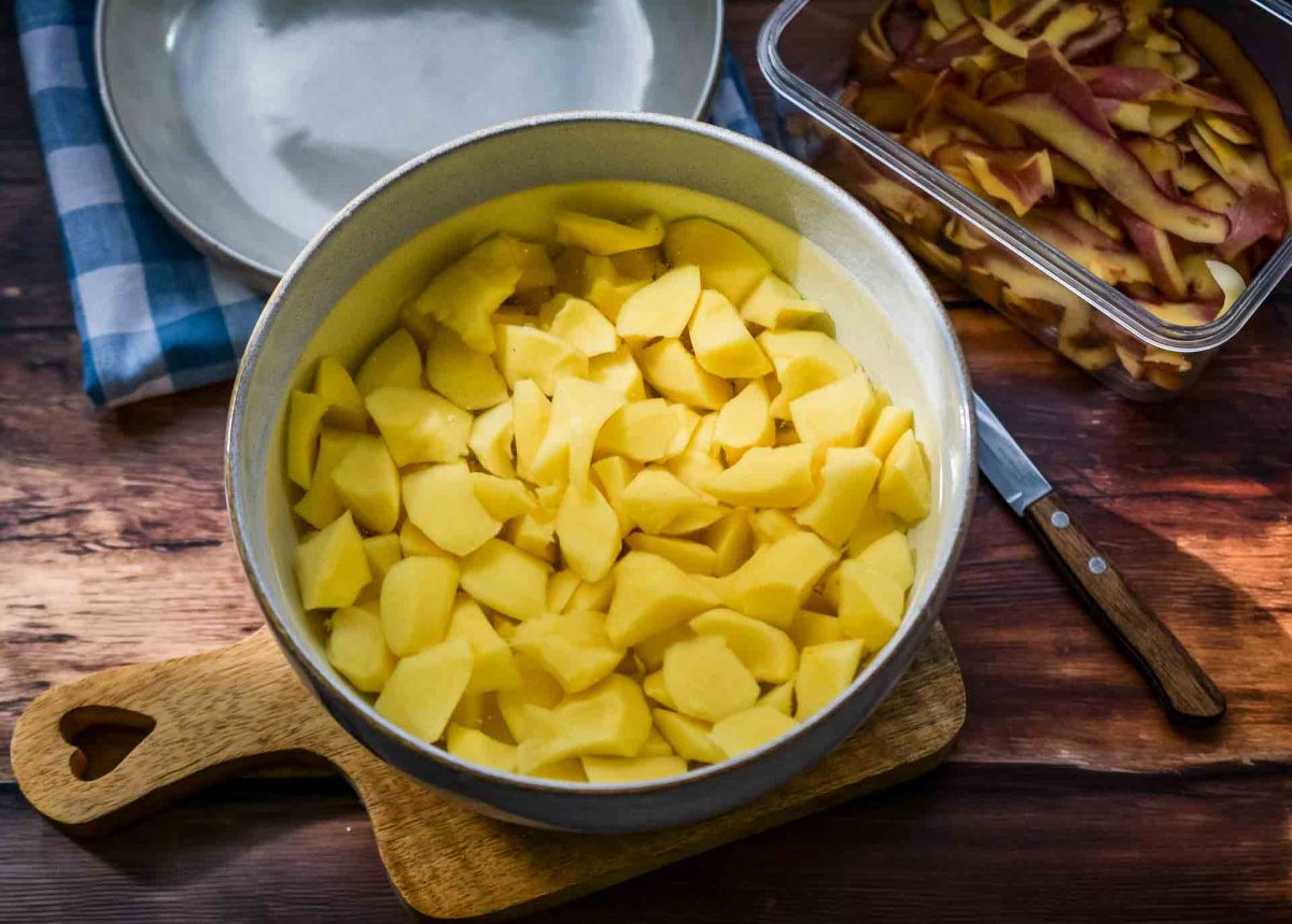 Kartoffeln in einer Schüßel mit Wasser wässern