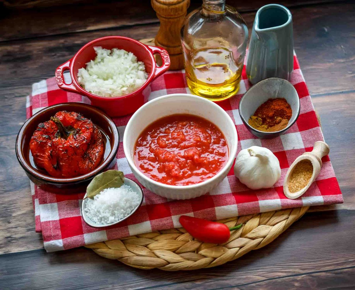 Zutaten Bravas Sauce, Paprika, Tomate, Olivenöl, Zwiebel und Knoblauch, Gewüze, Essig, Zucker