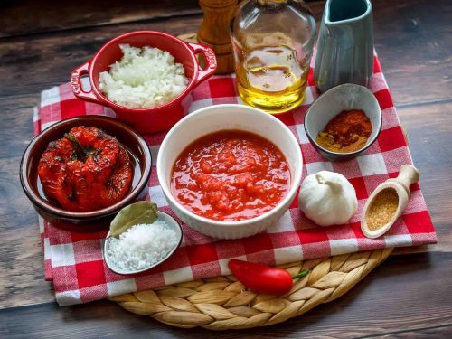 Zutaten Bravas Sauce, Paprika, Tomate, Olivenöl, Zwiebel und Knoblauch, Gewüze, Essig, Zucker