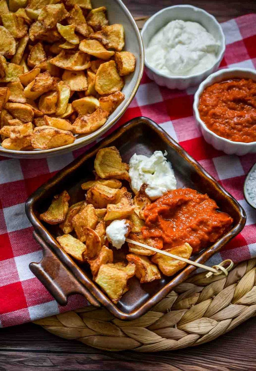 spanische frittierte Kartoffeln mit Bravas Sauce und Aioli