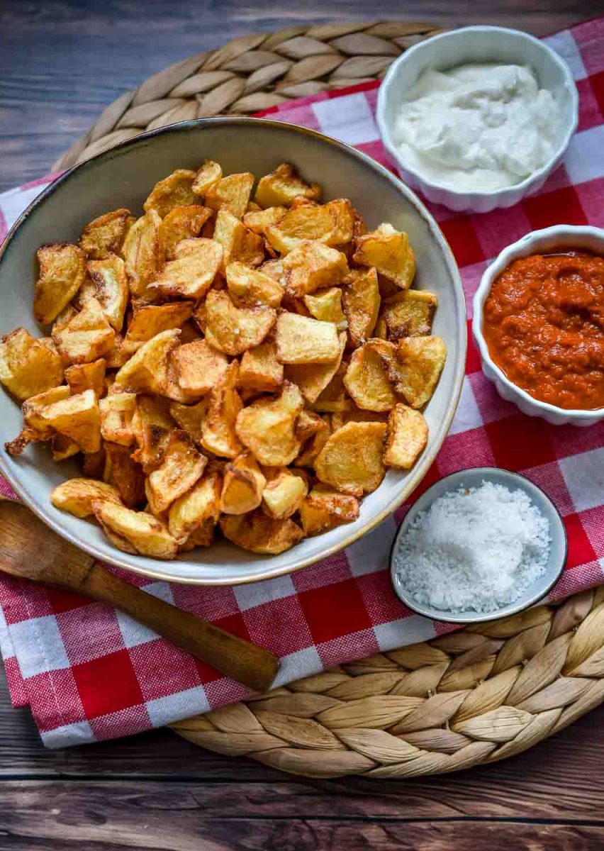 Patatas Bravas Rezept, frittiere Kartoffeln mit Bravas Sauce und Aioli