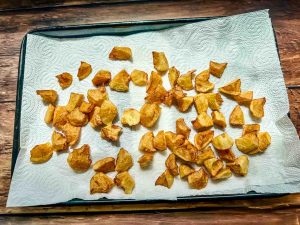 frittierte Patatas Bravas auf Küchenpapier nach dem frittieren abtropfen lassen