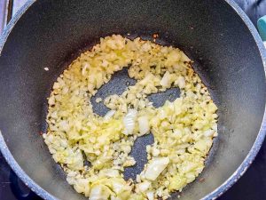Zwiebel und Knoblauch dünsten