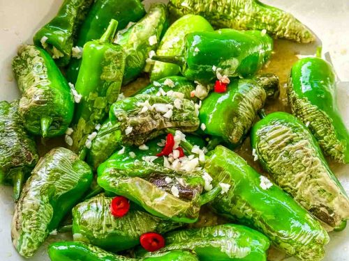 in der Pfanne gebratene Pimientos de padron mit gehacktem Knoblauch , Olivenöl und roter Chili