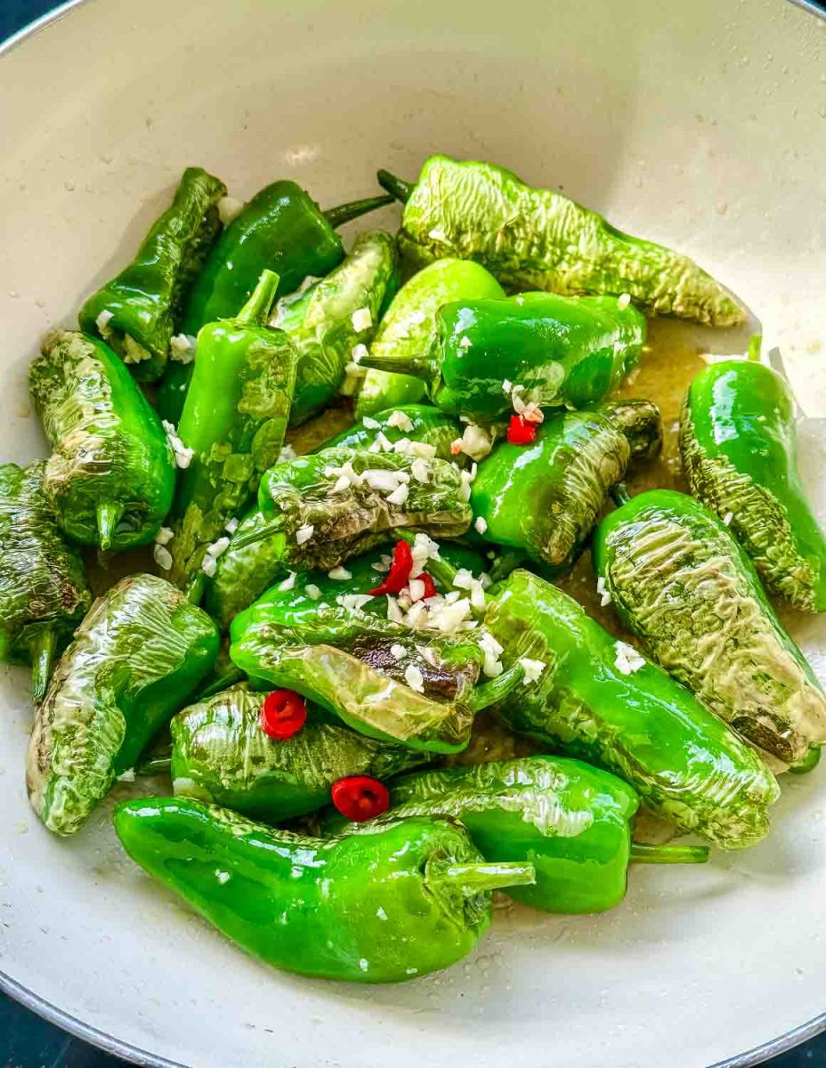 in der Pfanne gebratene Pimientos de padron mit gehacktem Knoblauch , Olivenöl und roter Chili