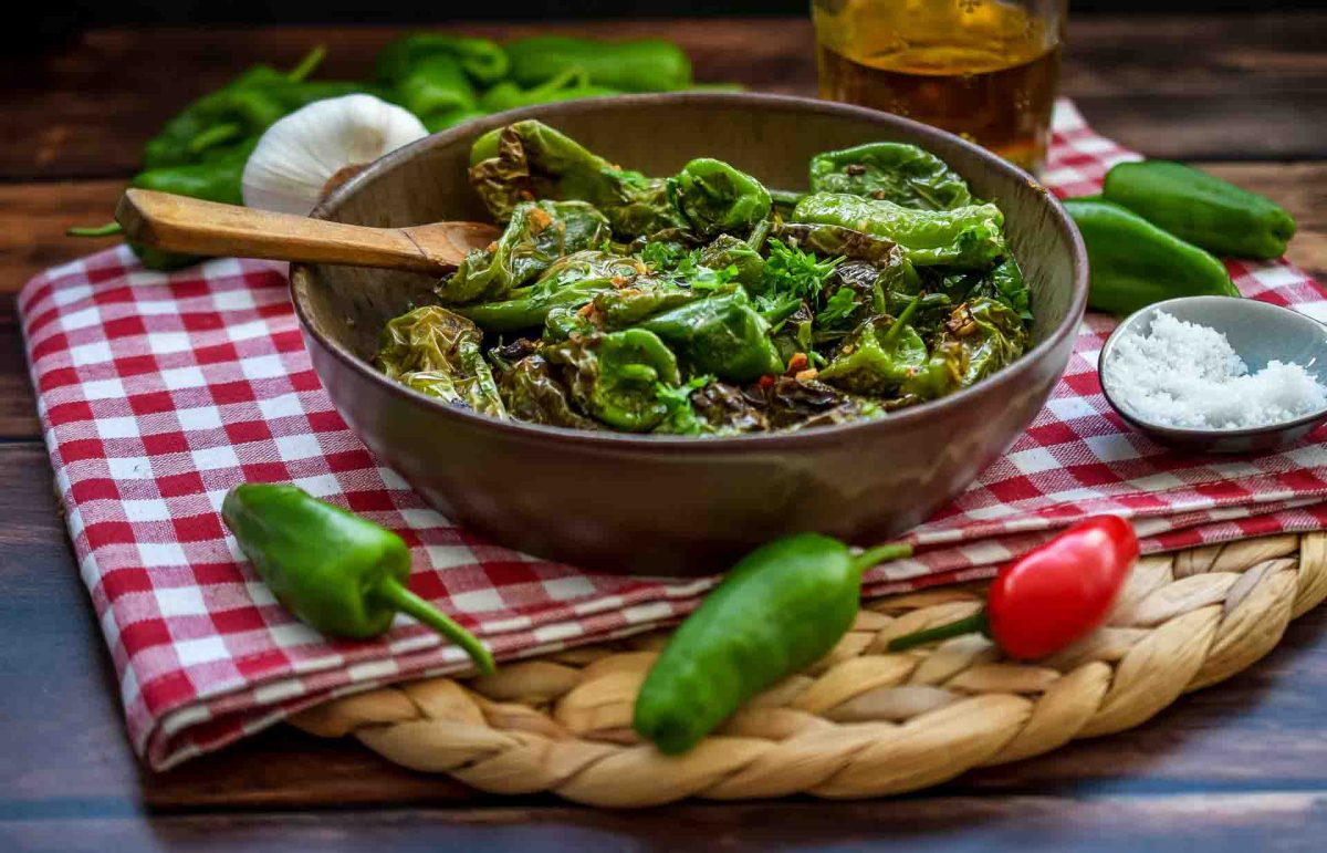 Spanische Tapas, gebratene Pimientos mit Knoblauch und Olivenöl