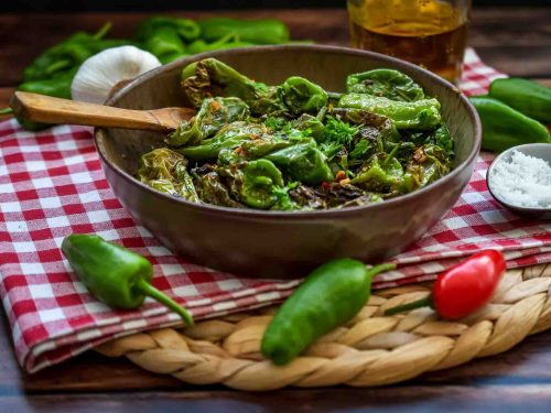Spanische Tapas, gebratene Pimientos mit Knoblauch und Olivenöl