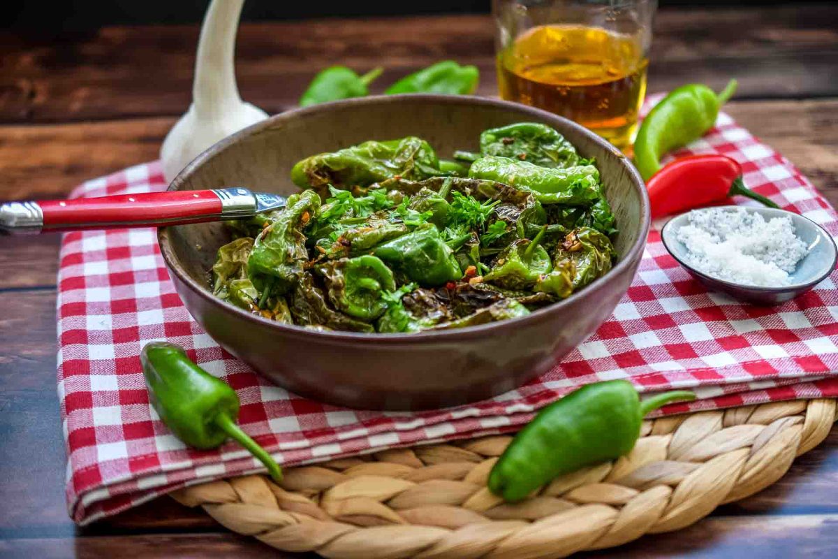 Pimientos de Padron Rezept spanische Bratparika mit Knoblauch und Olivenöl