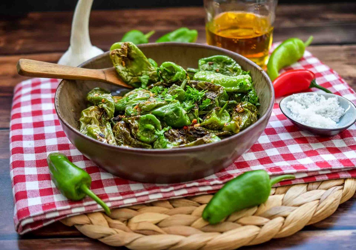 gebratene Pimientos in Olivenöl mit Knoblauch 