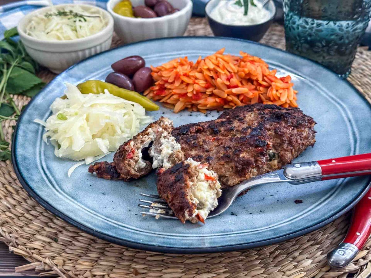 Griechisches Bifteki Rezept mit Feta, Krautsalat, Oliven und Kritharaki