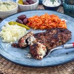 Griechisches Bifteki Rezept mit Feta, Krautsalat, Oliven und Kritharaki