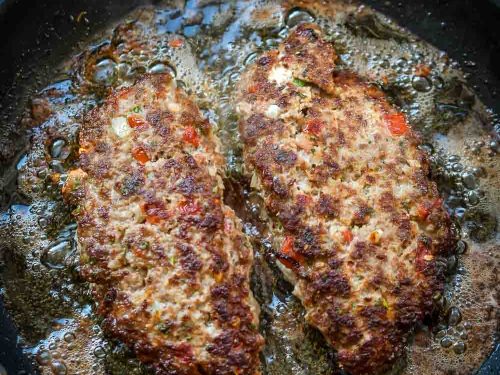 Bifteki in der Pfanne braten