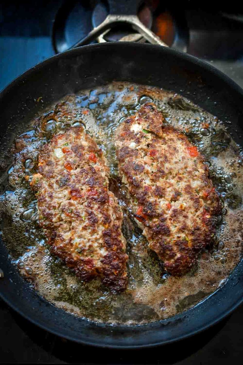 Bifteki in der Pfanne braten