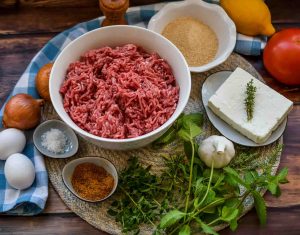 Zutaten Bifteki Rezept, Hackfleisch, Kräuter, Gewürze, Zitrone, Zwiebel, Knoblauch, Ei, grichischer Schafskäse