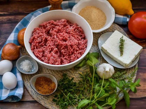 Zutaten Bifteki Rezept, Hackfleisch, Kräuter, Gewürze, Zitrone, Zwiebel, Knoblauch, Ei, grichischer Schafskäse