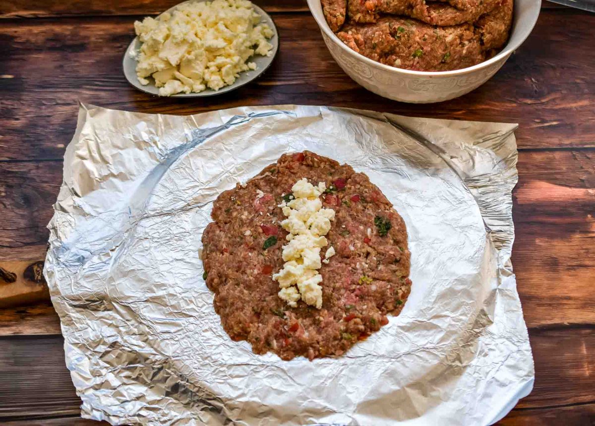 Bifteki mit Feta füllen