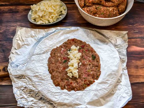 Bifteki mit Feta füllen
