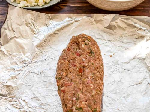 griechische Frikadellen zum flachen Halbmond formen