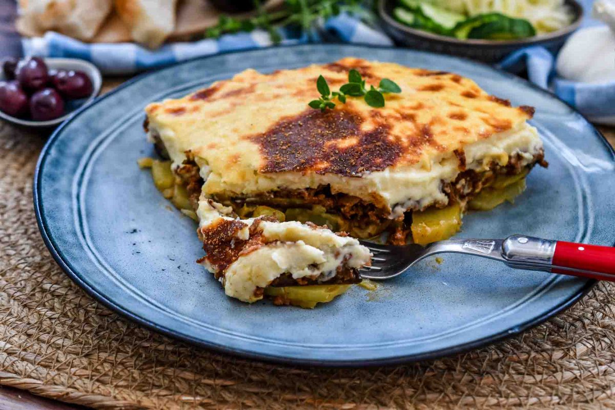 Traditionelles Moussaka Rezept mit Auberginen, Kartoffeln und Hackfleisch