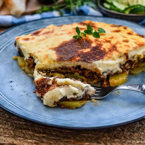 Traditionelles Moussaka Rezept mit Auberginen, Kartoffeln und Hackfleisch
