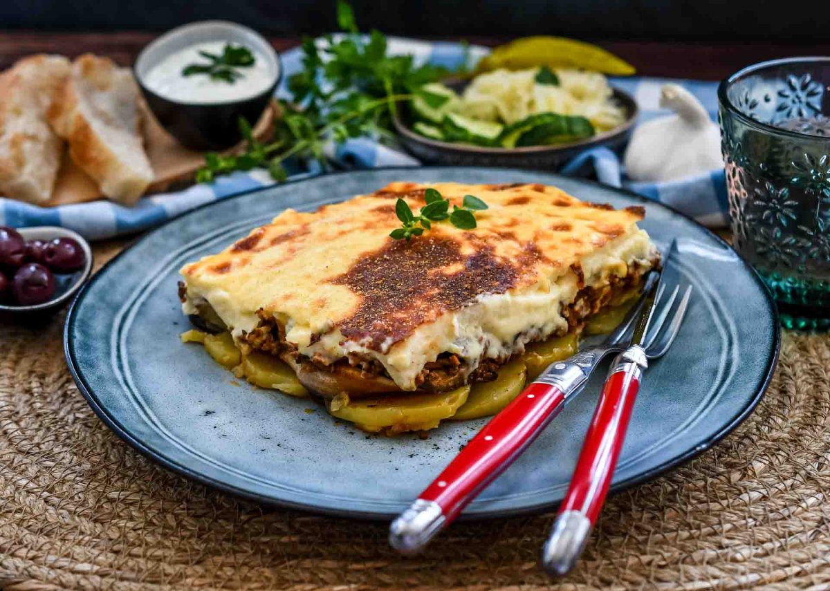 Griechische Moussaka mit Kartoffeln und Hackfleisch 