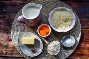 Zutaten Bechamelsauce für die griechische Moussaka Mehl, Butter, Milch, Ei und Pecorino