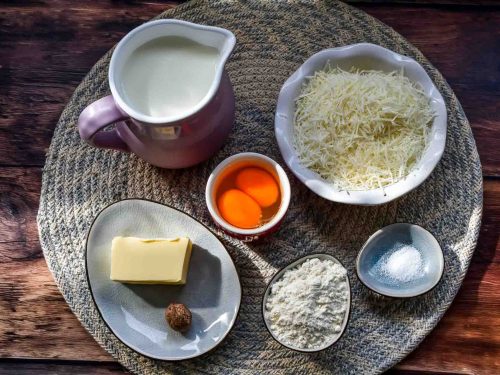 Zutaten Bechamelsauce für die griechische Moussaka Mehl, Butter, Milch, Ei und Pecorino