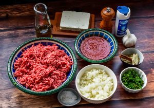 Zutaten griechische Moussaka, Kartoffeln, Auberginen, Hackfleisch, Zwiebel, Knoblauch, Gewürze und Kräuter