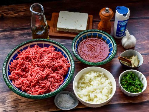 Zutaten griechische Moussaka, Kartoffeln, Auberginen, Hackfleisch, Zwiebel, Knoblauch, Gewürze und Kräuter