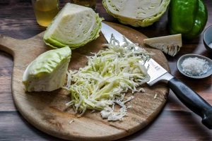 Weißkraut in Streifen schneiden