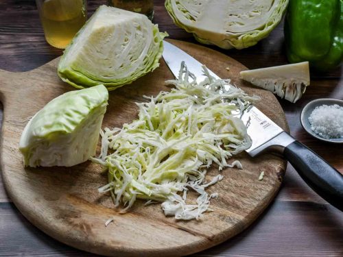 Weißkraut in Streifen schneiden