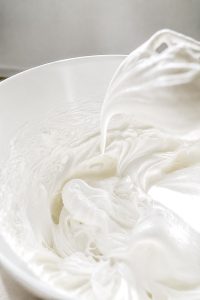Steif geschlagenes Eiweiß für Pavlova