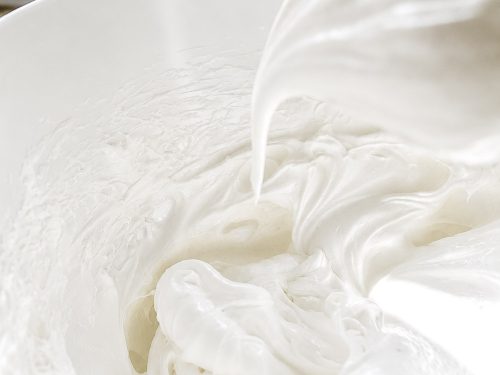 Steif geschlagenes Eiweiß für Pavlova