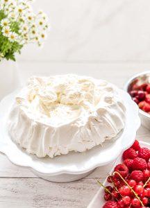 Pavlova Rezept mit Mascarpone, Sahne und frischen Beeren füllen