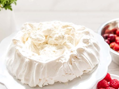 Pavlova Rezept mit Mascarpone, Sahne und frischen Beeren füllen