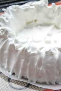 Geschlagenes Eiweiß zu einer Pavlova formen