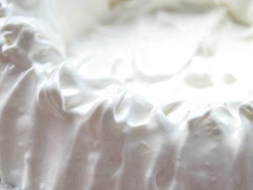 Geschlagenes Eiweiß zu einer Pavlova formen